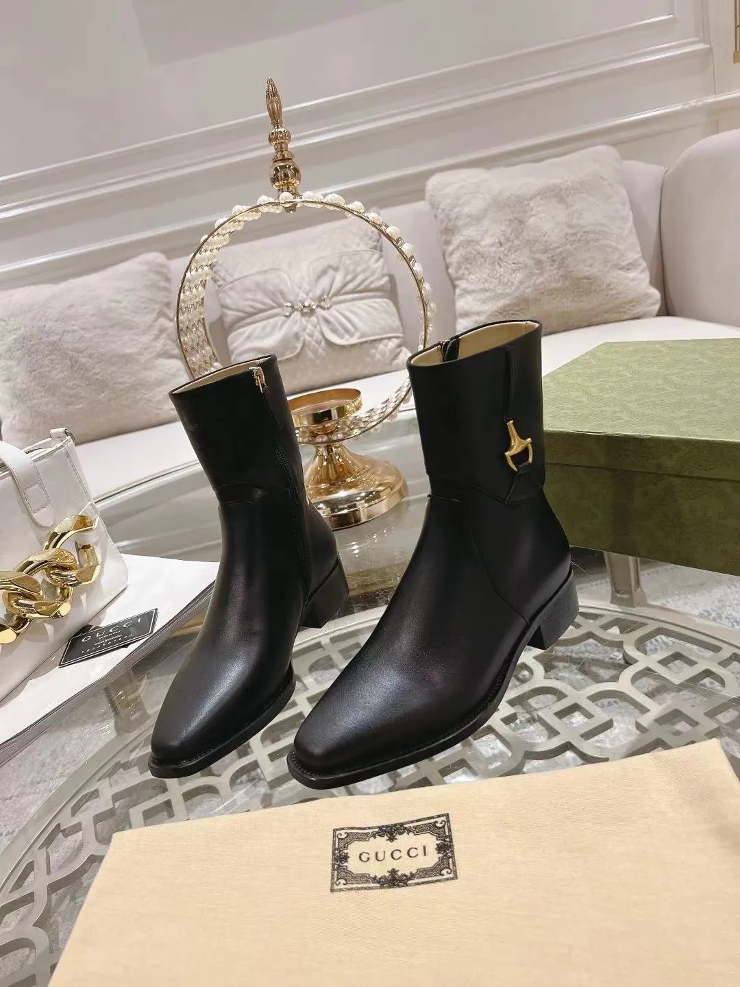 👟👟Ex-factory price 600👟👟 Gucci's latest popular half-horsebit detail boots for autumn and winter, European and American punk style riding boots, horsebit detail boots, the same style as the big-name street style darlings of European and American stars. Upper: Calfskin imported from Italy Size: 35-42#
